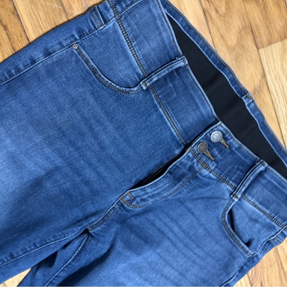 2 pair Women's Apt. 9® Tummy Control Straight Jeans - super stretchy. EUC. - Picture 2 of 8